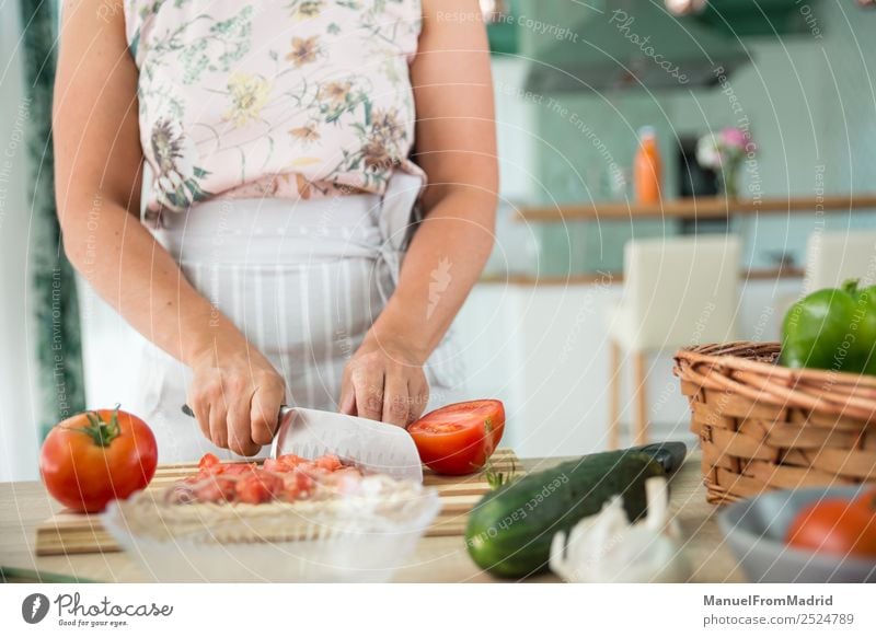 Frau bereitet eine Gazpacho vor Gemüse Suppe Eintopf Kräuter & Gewürze Abendessen Vegetarische Ernährung Diät Schalen & Schüsseln Tisch Küche Erwachsene Hand