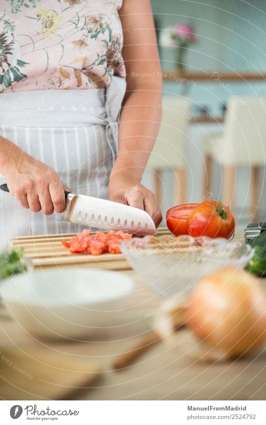 Frau bereitet eine Gazpacho vor Gemüse Suppe Eintopf Kräuter & Gewürze Abendessen Vegetarische Ernährung Diät Schalen & Schüsseln Tisch Küche Erwachsene Hand