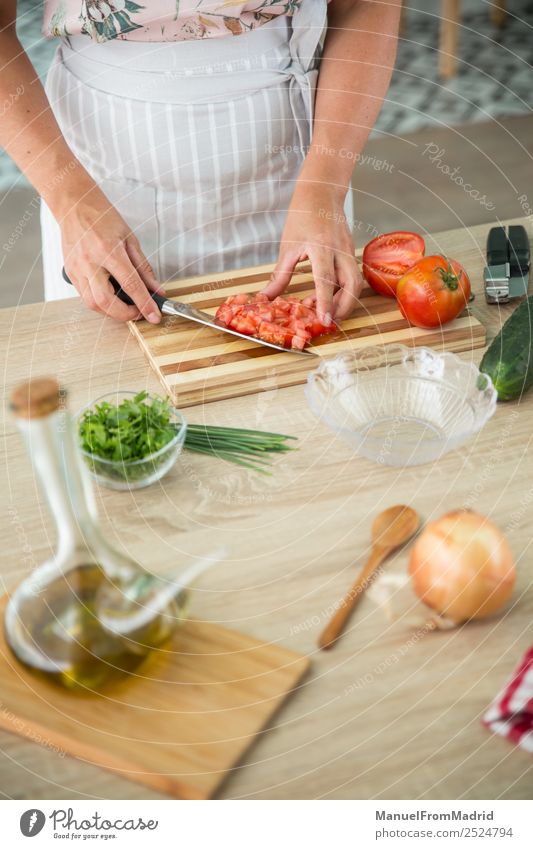 Frau bereitet eine Gazpacho vor Gemüse Suppe Eintopf Kräuter & Gewürze Abendessen Vegetarische Ernährung Diät Schalen & Schüsseln Tisch Küche Erwachsene Hand