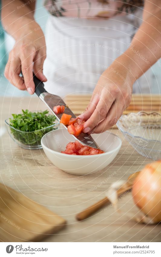 Frau bereitet eine Gazpacho vor Gemüse Suppe Eintopf Kräuter & Gewürze Abendessen Vegetarische Ernährung Diät Schalen & Schüsseln Tisch Küche Erwachsene Hand