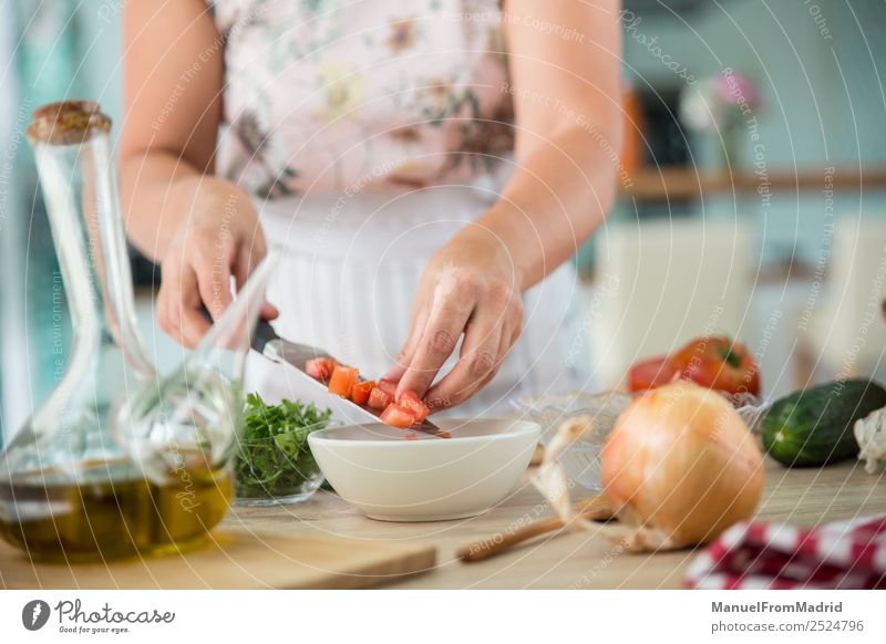 Frau bereitet eine Gazpacho vor Gemüse Suppe Eintopf Kräuter & Gewürze Abendessen Vegetarische Ernährung Diät Schalen & Schüsseln Tisch Küche Erwachsene Hand