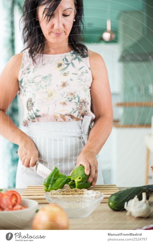 Frau bereitet eine Gazpacho vor Gemüse Suppe Eintopf Kräuter & Gewürze Abendessen Vegetarische Ernährung Diät Schalen & Schüsseln Tisch Küche Erwachsene Hand