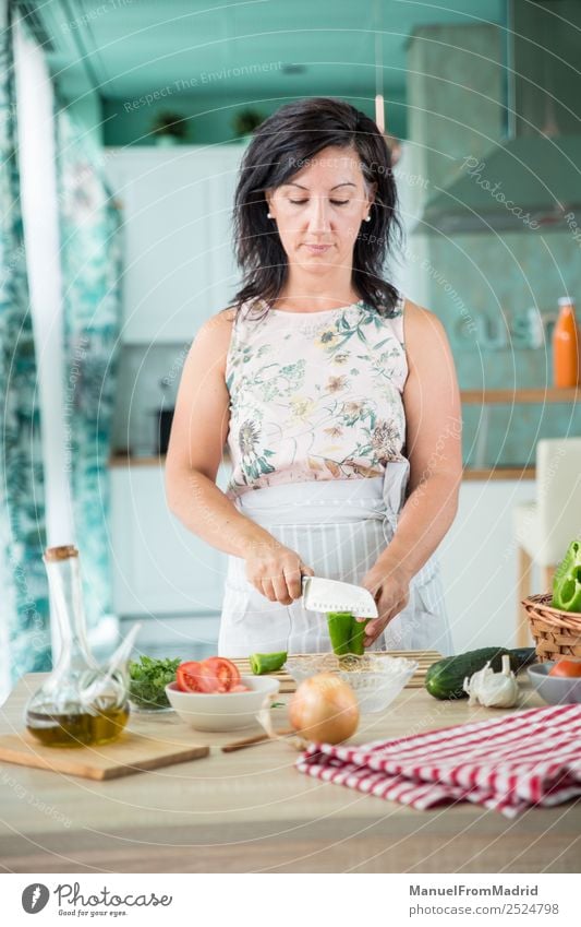 Frau bereitet eine Gazpacho vor Gemüse Suppe Eintopf Kräuter & Gewürze Abendessen Vegetarische Ernährung Diät Schalen & Schüsseln Tisch Küche Erwachsene Hand