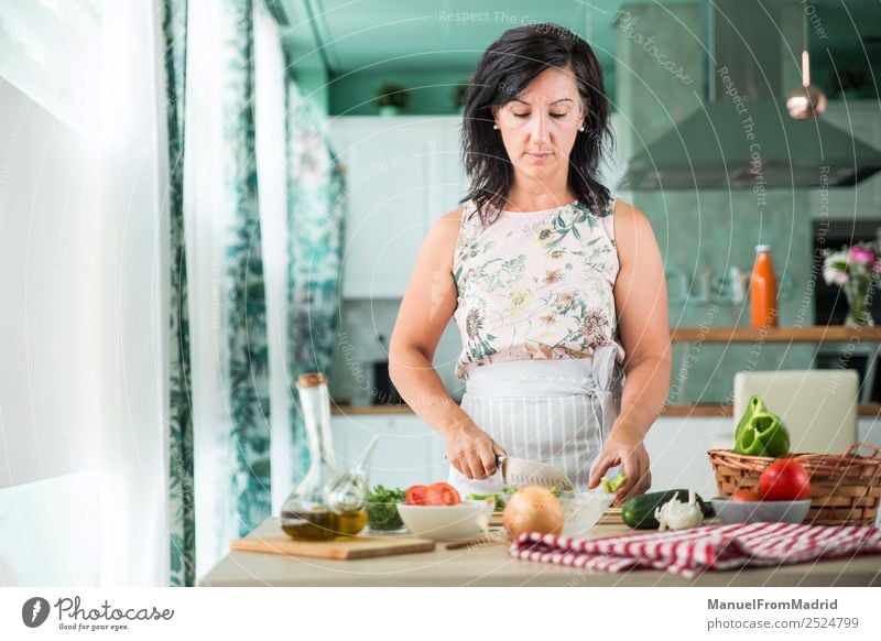 Frau bereitet eine Gazpacho vor Gemüse Suppe Eintopf Kräuter & Gewürze Abendessen Vegetarische Ernährung Diät Schalen & Schüsseln Tisch Küche Erwachsene Hand