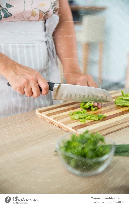 Frau bereitet eine Gazpacho vor Gemüse Suppe Eintopf Kräuter & Gewürze Abendessen Vegetarische Ernährung Diät Schalen & Schüsseln Tisch Küche Erwachsene Hand