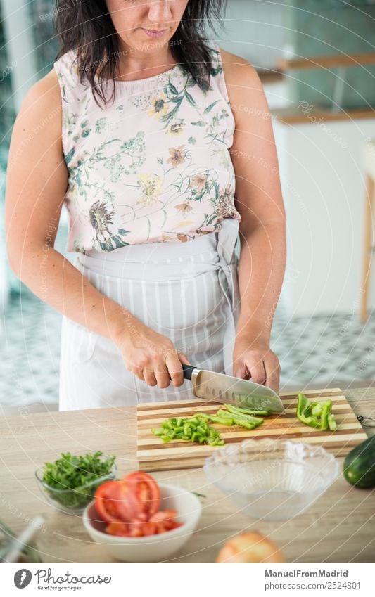 Frau bereitet eine Gazpacho vor Gemüse Suppe Eintopf Kräuter & Gewürze Abendessen Vegetarische Ernährung Diät Schalen & Schüsseln Tisch Küche Erwachsene Hand