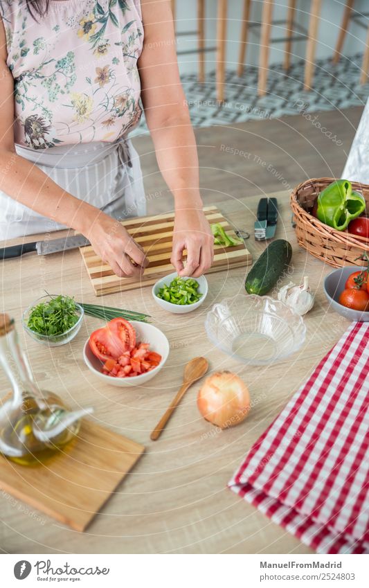 Frau bereitet eine Gazpacho vor Gemüse Suppe Eintopf Kräuter & Gewürze Abendessen Vegetarische Ernährung Diät Schalen & Schüsseln Tisch Küche Erwachsene Hand