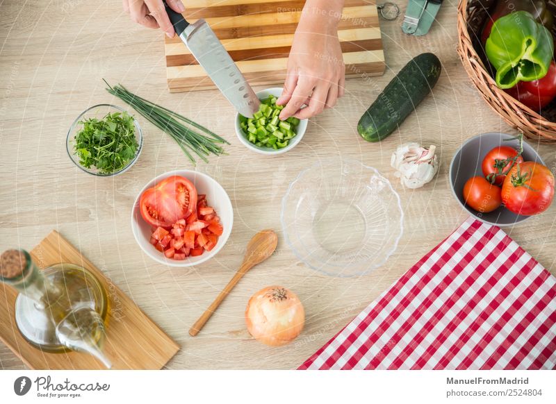 Frau bereitet eine Gazpacho vor Gemüse Suppe Eintopf Kräuter & Gewürze Abendessen Vegetarische Ernährung Diät Schalen & Schüsseln Tisch Küche Erwachsene Hand