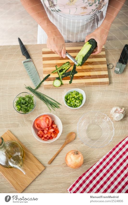 Frau bereitet eine Gazpacho vor Gemüse Suppe Eintopf Kräuter & Gewürze Abendessen Vegetarische Ernährung Diät Schalen & Schüsseln Tisch Küche Erwachsene Hand