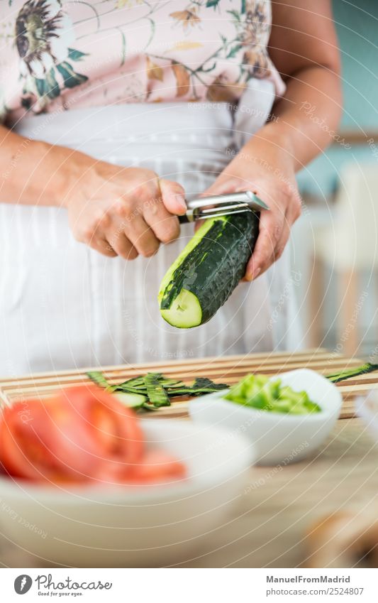 Frau bereitet eine Gazpacho vor Gemüse Suppe Eintopf Kräuter & Gewürze Abendessen Vegetarische Ernährung Diät Schalen & Schüsseln Tisch Küche Erwachsene Hand