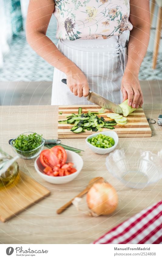 Frau bereitet eine Gazpacho vor Gemüse Suppe Eintopf Kräuter & Gewürze Abendessen Vegetarische Ernährung Diät Schalen & Schüsseln Tisch Küche Erwachsene Hand