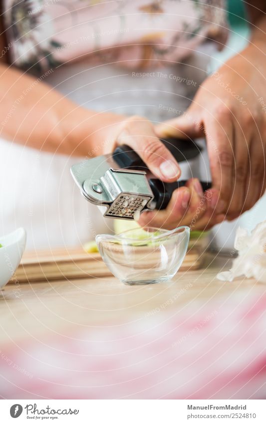 Frau bereitet eine Gazpacho vor Gemüse Suppe Eintopf Kräuter & Gewürze Abendessen Vegetarische Ernährung Diät Schalen & Schüsseln Tisch Küche Erwachsene Hand