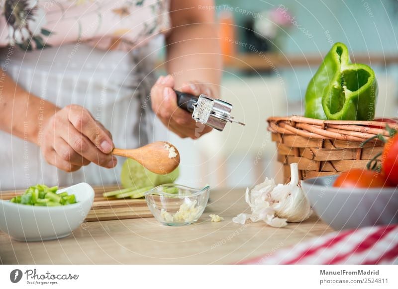 Frau bereitet eine Gazpacho vor Gemüse Suppe Eintopf Kräuter & Gewürze Abendessen Vegetarische Ernährung Diät Schalen & Schüsseln Tisch Küche Erwachsene Hand