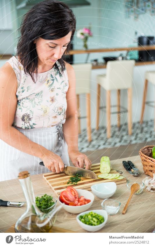 Frau bereitet eine Gazpacho vor Gemüse Suppe Eintopf Kräuter & Gewürze Abendessen Vegetarische Ernährung Diät Schalen & Schüsseln Tisch Küche Erwachsene Hand