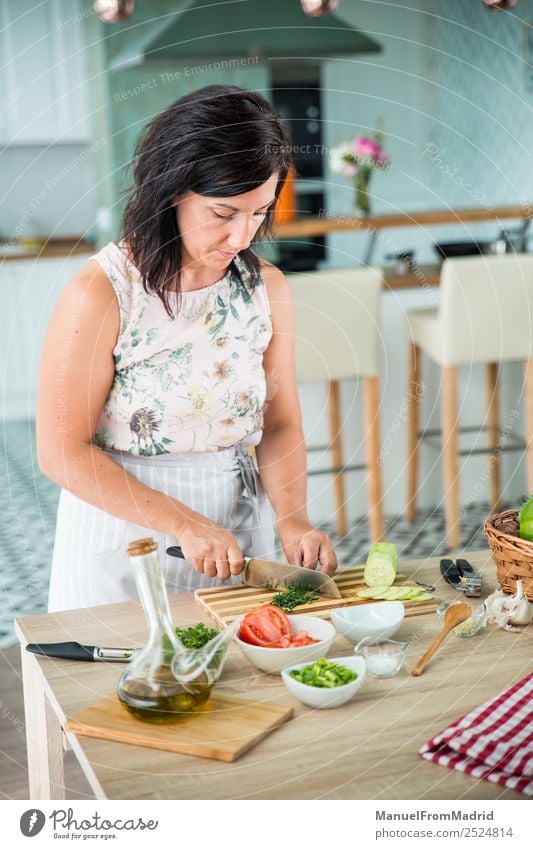 Frau bereitet eine Gazpacho vor Gemüse Suppe Eintopf Kräuter & Gewürze Abendessen Vegetarische Ernährung Diät Schalen & Schüsseln Tisch Küche Erwachsene Hand