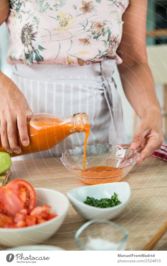 Frau bereitet eine Gazpacho vor Gemüse Suppe Eintopf Kräuter & Gewürze Abendessen Vegetarische Ernährung Diät Schalen & Schüsseln Tisch Küche Erwachsene Hand