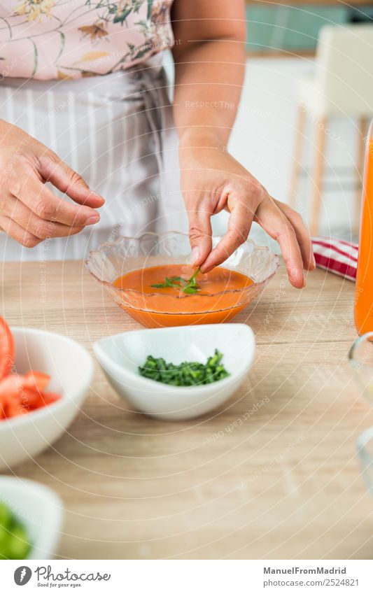 Frau bereitet eine Gazpacho vor Gemüse Suppe Eintopf Kräuter & Gewürze Abendessen Vegetarische Ernährung Diät Schalen & Schüsseln Tisch Küche Erwachsene Hand