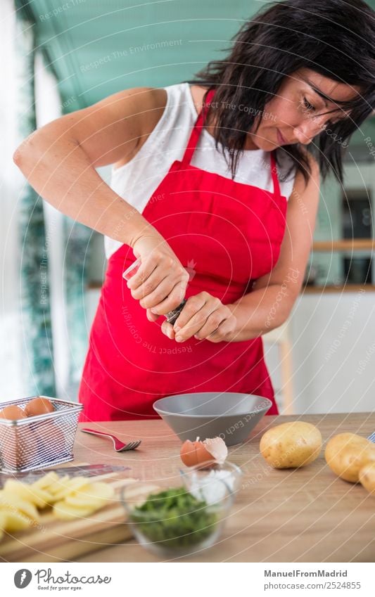 Köchin, die ein Rezept zubereitet. Ernährung Teller Tisch Küche Mensch Frau Erwachsene Hand Holz modern Küchenchef Koch vorbereitend Spanisch Omelett Ei