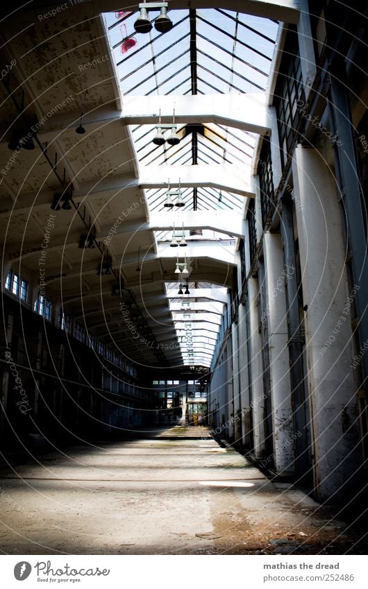 HALLE Menschenleer Industrieanlage Fabrik Ruine Bauwerk Gebäude Architektur Mauer Wand Fenster Tür alt ästhetisch dunkel eckig lang Montagehalle hell