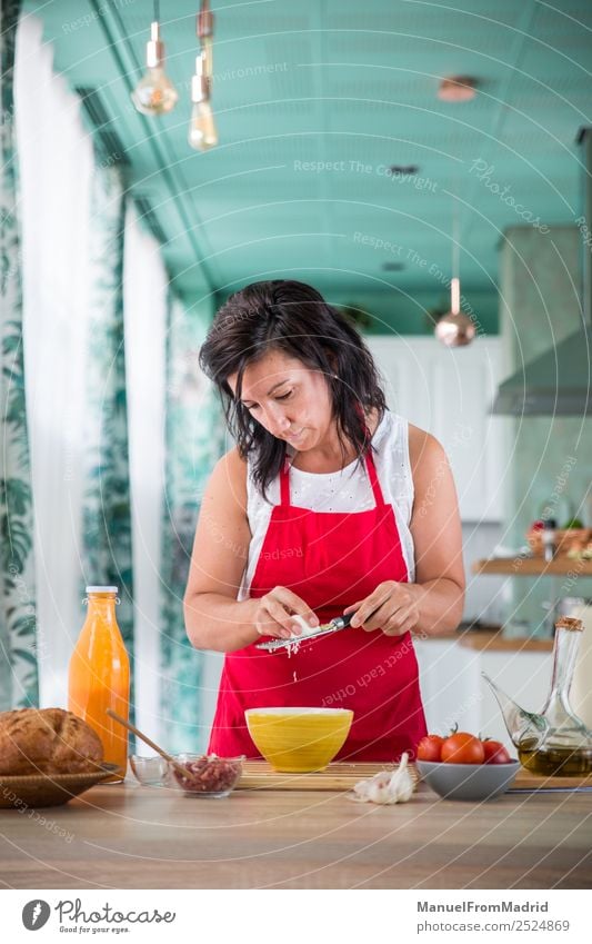 Köchin, die ein Rezept zubereitet. Ernährung Teller Tisch Küche Mensch Frau Erwachsene Hand Holz modern Küchenchef Koch Gitter hartgekocht Ei Lebensmittel