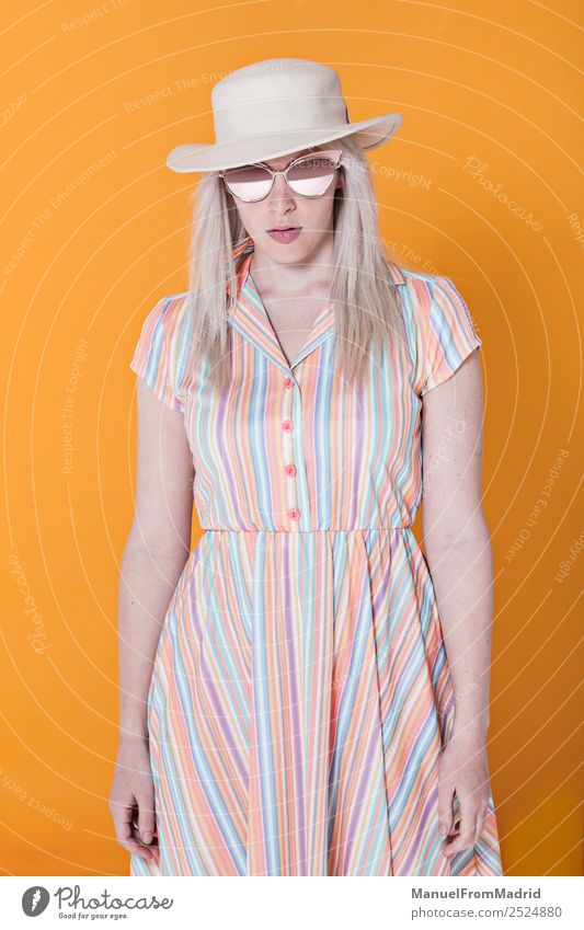 Junge Frau posierend Lifestyle Stil schön Schminke Sommer Erwachsene Lippen Mode Bekleidung Kleid Sonnenbrille Hut blond Coolness trendy retro gelb Farbe Model