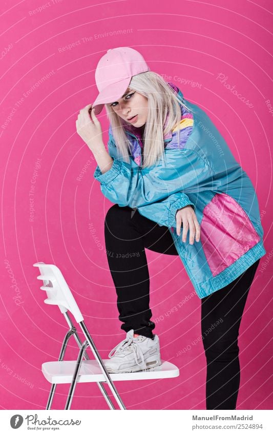 Stilvolle junge Frau posierend Lifestyle schön Schminke Stuhl Erwachsene Mode Bekleidung retro verrückt Coolness 80s rosa Hintergrund Beute anlehnen Teenager