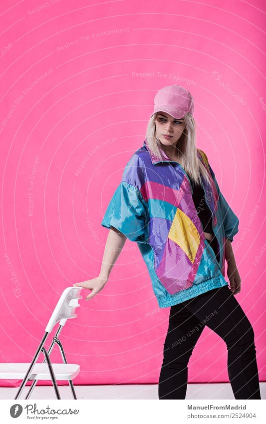 Stilvolle junge Frau posierend Lifestyle schön Schminke Stuhl Erwachsene Mode Bekleidung retro verrückt Coolness 80s rosa Hintergrund Beute anlehnen Teenager