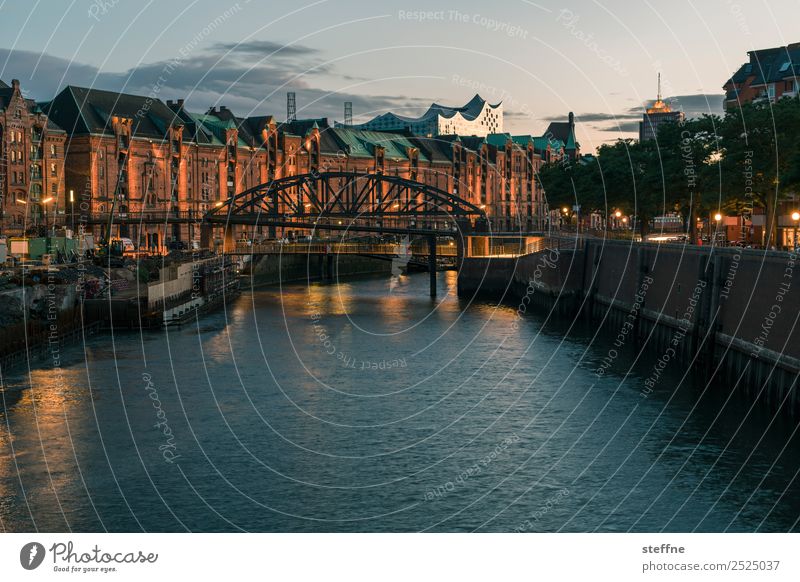 Brückentag: Hamburg ästhetisch Alte Speicherstadt Elbphilharmonie Wasser Kanal Fleet Farbfoto Menschenleer Textfreiraum unten Dämmerung