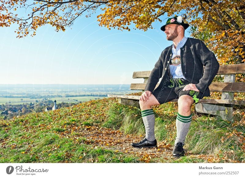 Bayrischer Herbst Lifestyle Stil Oktoberfest Mensch maskulin Mann Erwachsene 1 30-45 Jahre Himmel Baum Gras Wiese Bekleidung Jacke Strümpfe Leder Hut Erholung