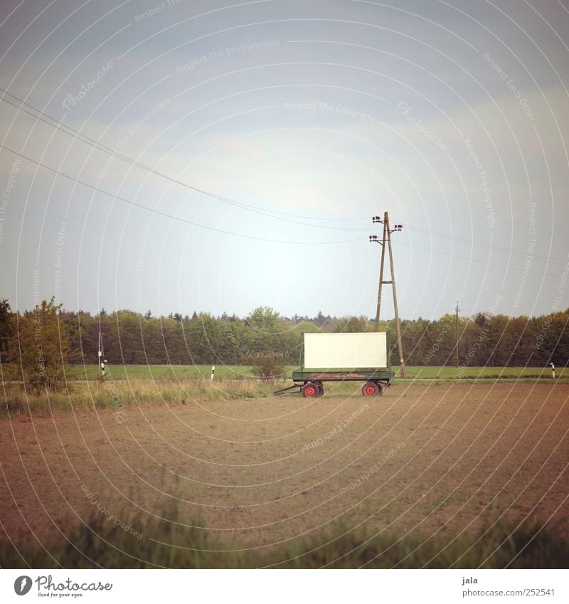 werbefläche Umwelt Natur Landschaft Himmel Pflanze Baum Gras Sträucher Feld Anhänger Schilder & Markierungen natürlich trist Strommast Farbfoto Außenaufnahme