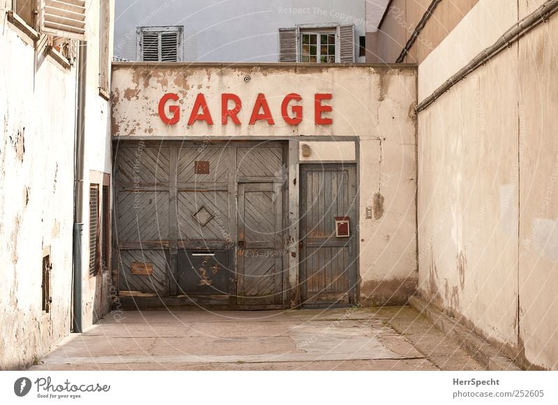 GARAGE Stadtzentrum Haus Gebäude Mauer Wand Fassade Schriftzeichen alt authentisch braun grau rot Garage Garagentor Hinterhof Einfahrt Wirtschaftsbetrieb