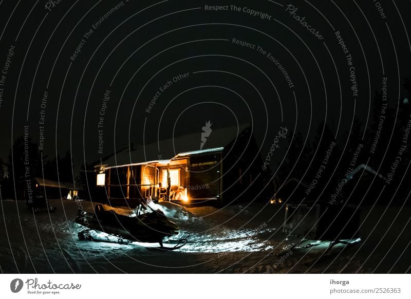 Holzhütte im Schnee bei Nacht Winter Haus Traumhaus Landschaft Schneefall Hütte hell Idylle Frost heimwärts Szene Farbfoto Außenaufnahme Menschenleer Kunstlicht