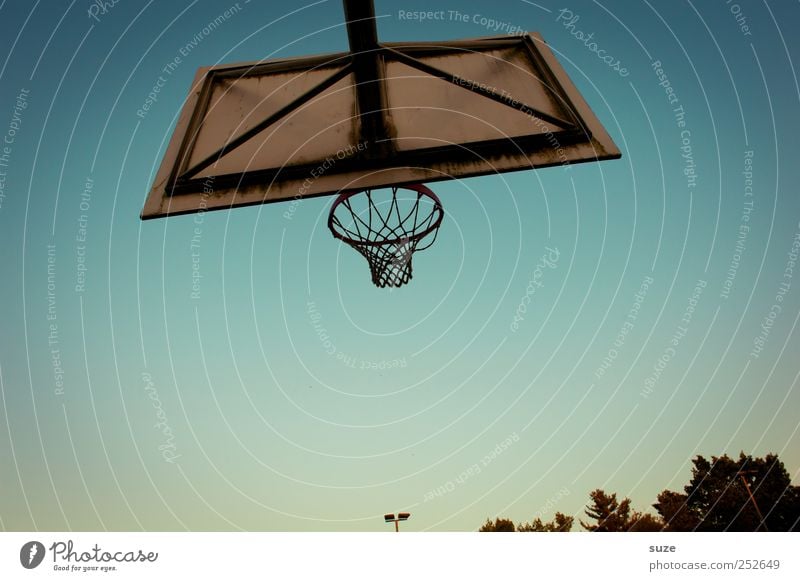 Spielplatz Sport Umwelt Himmel Wolkenloser Himmel blau Basketballkorb Sportgerät Farbfoto Gedeckte Farben Außenaufnahme Menschenleer Textfreiraum unten