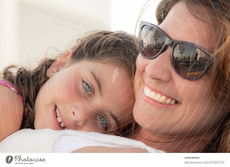 Mutter und Tochter lächelnd und umarmend im Freien. Freude Glück schön Sommer Muttertag Kind Mensch feminin Baby Kleinkind Mädchen Frau Erwachsene Eltern