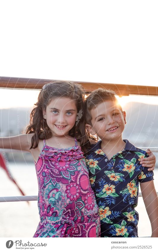 Porträt von zwei kleinen Freunden auf einer Kreuzfahrt im Sommer Freude Glück schön Spielen Garten Kind Mensch maskulin feminin Kleinkind Mädchen Junge Frau