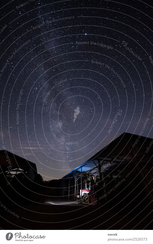 Mit dem Traktor zur Milchstraße Abenteuer Ferne Landschaft Himmel Nachthimmel Stern Coolness gigantisch groß Unendlichkeit schön blau violett schwarz ästhetisch