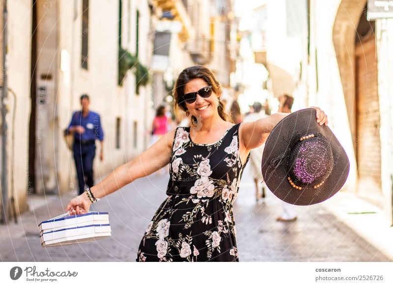 Frauen beim Einkaufen auf den Straßen von Palma, Mallorca, Spanien. Lifestyle Freude Glück schön Erholung Ferien & Urlaub & Reisen Tourismus Mensch feminin