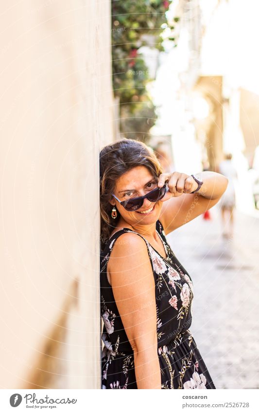 Mittelalterliche Frau auf der Straße mit einer Sonnenbrille Lifestyle Stil Glück schön Gesicht Ferien & Urlaub & Reisen Sommer Fotokamera Mensch feminin