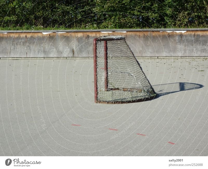 Spielpause? Sport Tor Hockey Hockeytor Spielfeld Hockeyfeld Spielen alt Originalität grau Tapferkeit diszipliniert Ausdauer Einsamkeit Freizeit & Hobby Pause