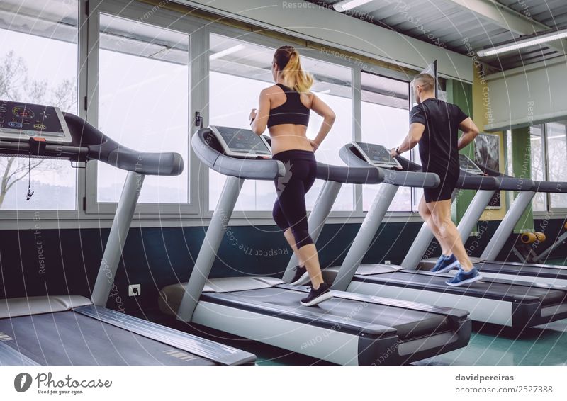 Menschen, die in einer Trainingseinheit über das Laufband laufen. Lifestyle Freizeit & Hobby Sport Joggen Frau Erwachsene Mann Freundschaft Turnschuh Bewegung