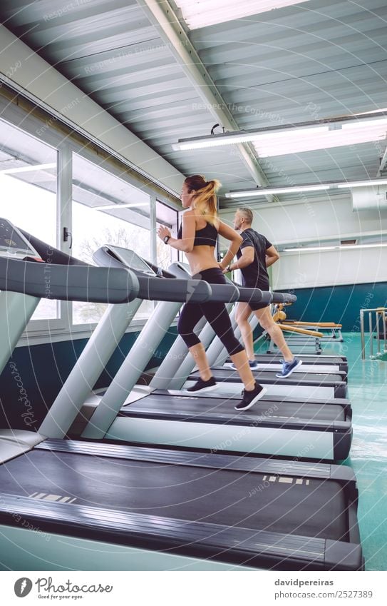 Menschen, die in einer Trainingseinheit über das Laufband laufen. Lifestyle Freizeit & Hobby Sport Joggen Frau Erwachsene Mann Freundschaft Turnschuh Bewegung