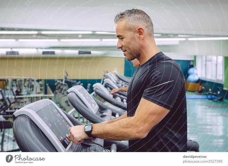 Bedienfeld für die Manneseinstellung des Laufbandes für das Training Lifestyle Freizeit & Hobby Sport Joggen Technik & Technologie Mensch Erwachsene Hand