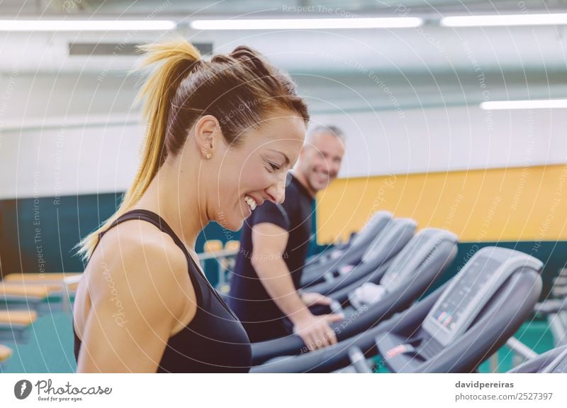 Fitness-Frau mit Freund beim Training auf dem Laufband Lifestyle Freude Glück schön Gesicht Freizeit & Hobby Sport Joggen Mensch Erwachsene Mann Freundschaft