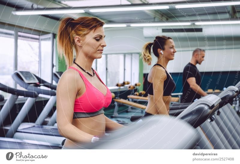 Frauentraining über dem Laufband im Fitnesscenter Lifestyle schön Freizeit & Hobby Musik Club Disco Sport Joggen Mensch Erwachsene Mann Freundschaft