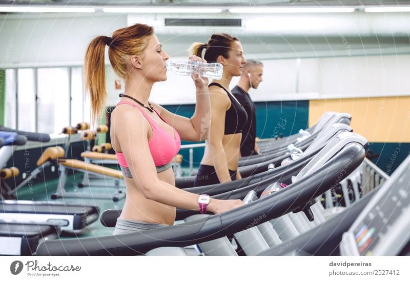 Frau trinkt Wasser beim Training auf dem Laufband trinken Flasche Lifestyle schön Freizeit & Hobby Musik Sport Joggen Mensch Erwachsene Mann Fitness authentisch