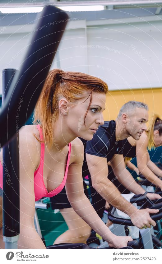 Konzentrierte Frau beim harten Fahrradtraining Lifestyle schön Körper Gesicht Freizeit & Hobby Sport Mensch Erwachsene Mann Menschengruppe Fitness authentisch