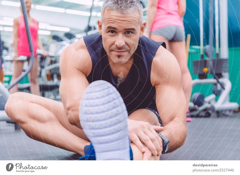 Mann streckt und Frau macht Hanteln Übungen im Fitnessstudio. Lifestyle Glück schön Körper Freizeit & Hobby Club Disco Sport Mensch Erwachsene Menschengruppe