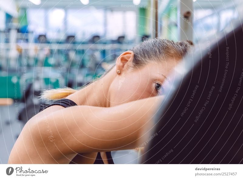 Frau ruht müde nach dem Anheben der Langhantel beim Muskeltraining. Lifestyle schön Körper Sport Fotokamera Mensch Erwachsene Arme Fitness authentisch dünn