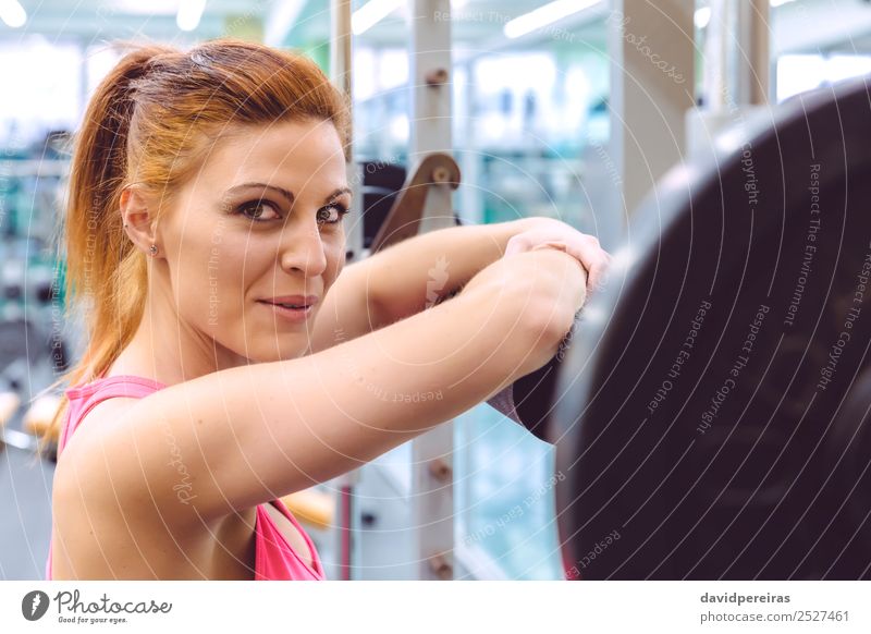 Frau lächelt und ruht sich nach dem Training über der Langhantel aus. Lifestyle Freude Glück schön Körper Sport Fotokamera Mensch Erwachsene Arme Fitness