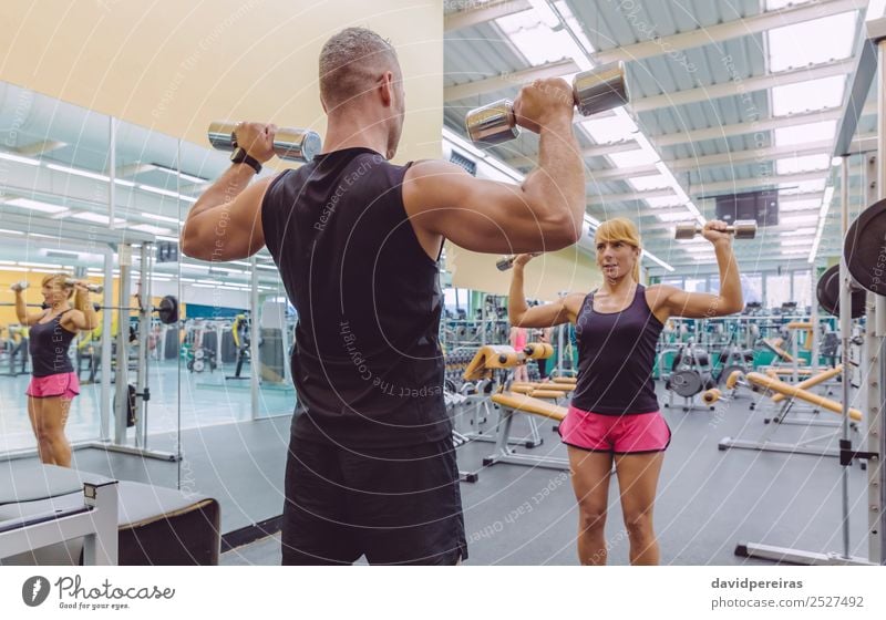 Mann Coach Training für Frau mit Hanteln Übungen schön Sport Schule Erwachsene Freundschaft Arme Fitness authentisch stark Personal Trainerin Mädchen Lehre